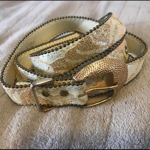 Gold glitter thread floral tan skinny buckle belt